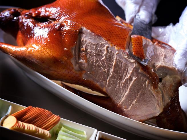 「潮萃火焰瀨尿燒鵝」創意延伸古代皇帝家宴珍饈，碩大肥美的燒鵝，酒香入皮、肉質細嫩多汁，搭配特製果香沾醬，馥郁酸香不膩口。（神旺潮品集．潮坊提供）