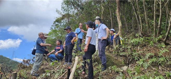 台电说明，将会负责重新栽种树木，且也会铺设防护网防止土石流发生，并且其实许多树木的树根依然健在，仍能起到保护作用。（贺培晏摄）