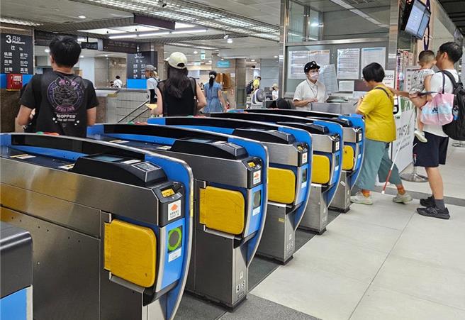 公路局统计，全台累计已有832.7万人次加值购买公共运输通勤月票，并累计有约6.2亿人次以此搭乘各类运具。（示意图／本报资料照片）