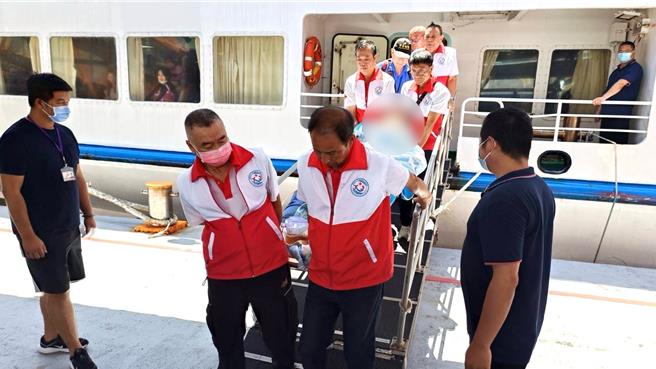 2名台籍男子在大陆因病就医，因不堪负荷每日高额的医疗费用，家属请求金门县红十字会协助「人道救援」，今日搭乘小三通船班「新武夷」轮平安抵达金门。(图／民眾提供)