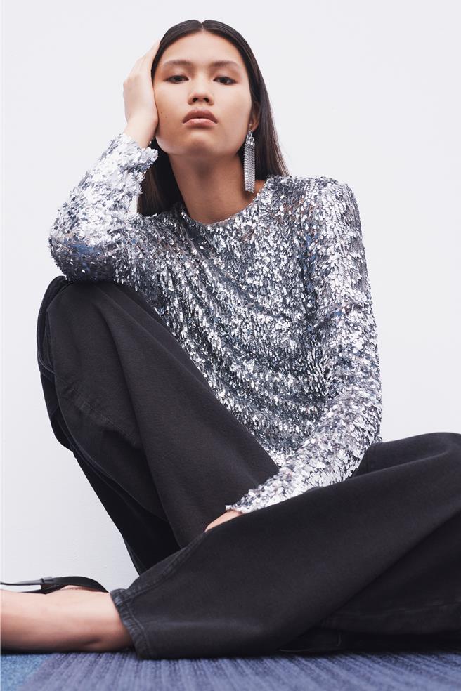 银色面短版上衣，眩目感十足。（maje提供／黄唯淯台北提供）