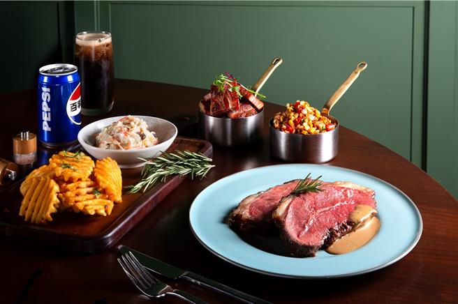 「美式火烤 豪吃之夜」可大啖無限供應的美國田納西波本威士忌烤牛排、肯瓊薯格格和軟性飲品，而香料脆培根、墨西哥風味烤玉米等僅提供1次。(台北萬豪酒店提供)