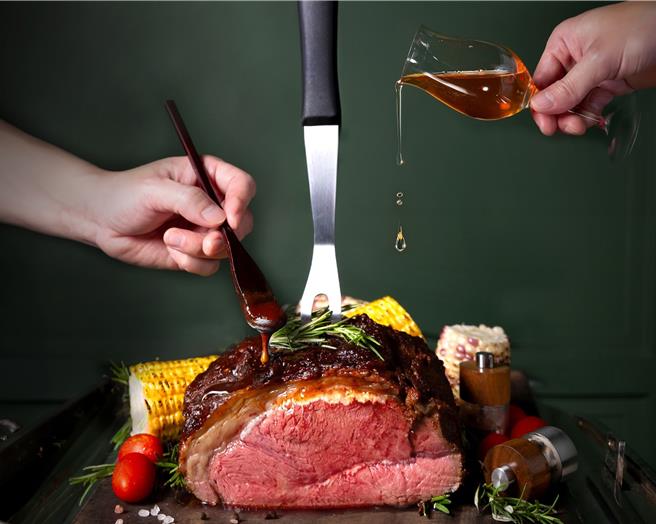 主廚嚴選油脂均勻富口感的美國牛肩肉，經過醃製與高溫爐烤的繁瑣工序，最後淋上美國田納西波本威士忌點火炙燒，牛排香氣飽滿、軟嫩多汁。(台北萬豪酒店提供)
