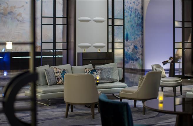 台北萬豪挑高9米9的大廳酒吧「Lobby Lounge」，用餐空間寬敞有質感，「 豪吃之夜」牛排吃到飽活動，每次推出皆獲好評。(台北萬豪酒店提供)