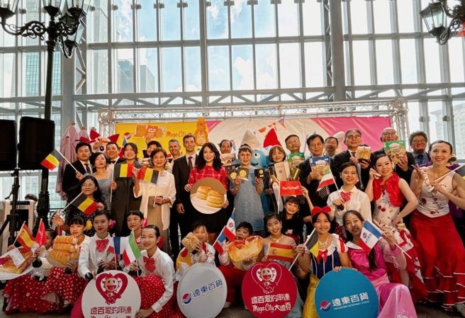 远东百货徐雪芳总经理（图中），与比利时台北办事处马彻处长（MR.Matthieu Branders）、匈牙利贸易办事处葛凯达代表、法国工商会史迪芬执行长（MR. Stephane Peden）、西班牙商务办事处黎俐妘商务组长共同揭幕欧洲展活动。（远百提供）