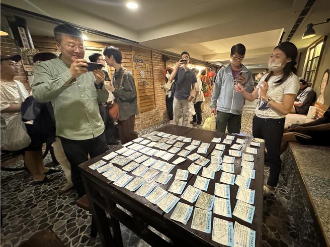 真善美经理廖介山（左）也忍不住停下来拍照。（曹婷婷摄）