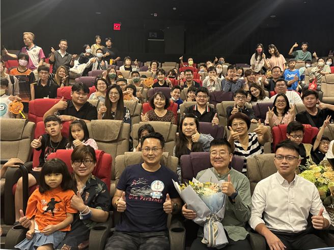 林威廷医生（前排二）晚间在真善美戏院包场，表达对戏院的支持。（曹婷婷摄）