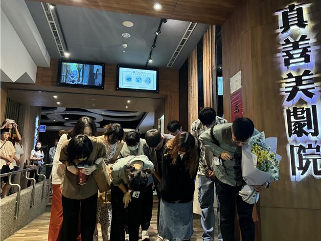 真善美经理廖介山（右）率员工向现场民眾深深一鞠躬道谢。（曹婷婷摄）