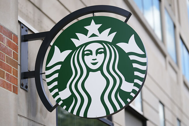 连锁咖啡巨头星巴克（Starbucks）上季营收萎缩，且同店销售连续2季下滑。图／美联社