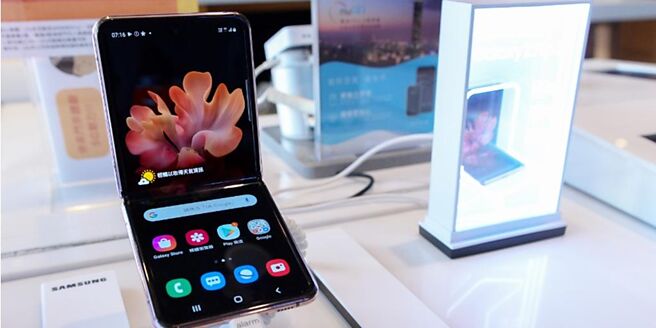 折疊手機為大陸各廠商今年重點打造產品，華為、榮耀、小米、三星、聯想、vivo、OPPO等企業續推新款折疊式手機。圖／本報資料照片