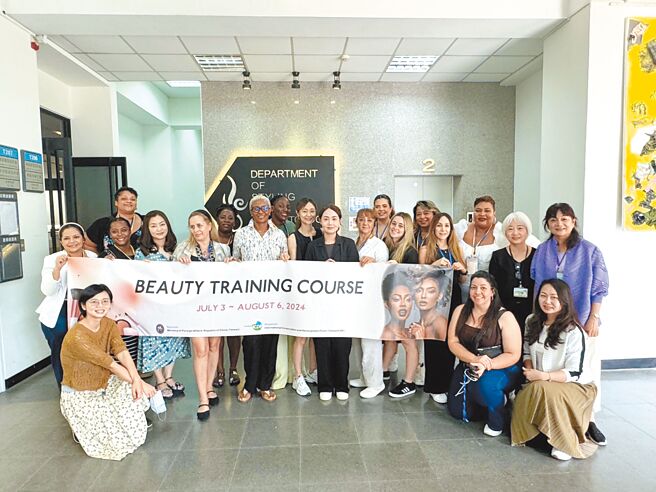 外交部所属国际合作发展基金会办理之「美业技职班」，总计来自八国数十名的学员，参访台南应用科技大学美容造型设计系。图／南应大提供