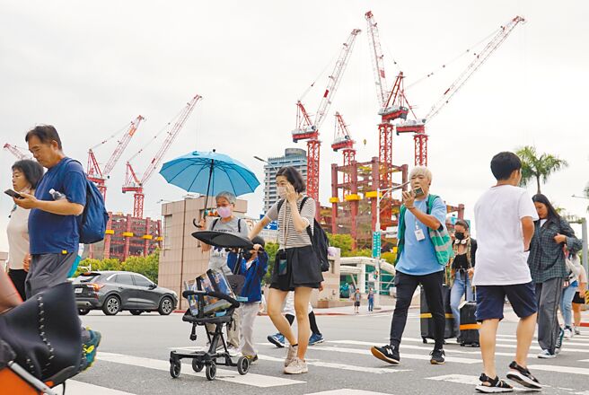 主计总处7月31日公布，今年第2季经济成长率概估为5.09％，较5月预测数5.18％减少0.09个百分点。（姚志平摄）