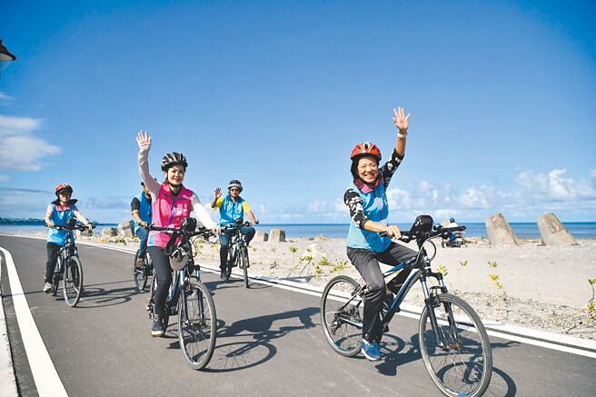 花莲吉安乡公所去年斥资1500万，改善化仁海堤自行车道南段砂石堆积问题，乡长游淑贞（前右）等人7月30日骑乘自行车确认工程品质。（吉安乡公所提供／罗亦晽花莲传真）