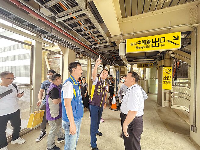 台鐵中壢臨時站啟用1個多月，因鄰近工區，連通道及月台悶熱像烤爐，旅客及志工抱怨連連。桃園市議員黃敬平（右二）與立委魯明哲服務處7月31日邀集相關單位會勘，鐵道局允諾會在月台候車處及連通道安裝風扇，最快1個月完成。（呂筱蟬攝）