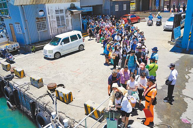 屏東後壁湖漁港交通船客運量逐年成長，已成為遊客搭船前往離島蘭嶼新選擇，搭船旅客大排長龍。（屏東縣政府提供／羅琦文屏東傳真）