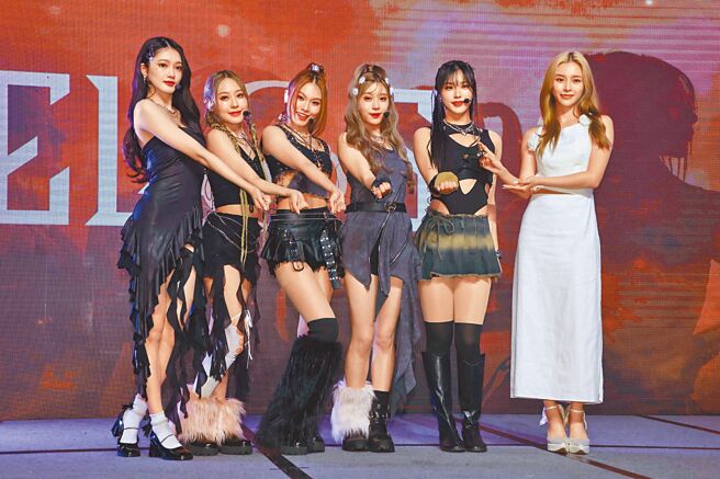 女團「ELL&s」7月31日舉辦記者會，成員閃閃（左起）、艾許、玉歆、切里、若熙，並邀來嘉賓Elkie莊錠欣到場祝賀。（羅永銘攝）