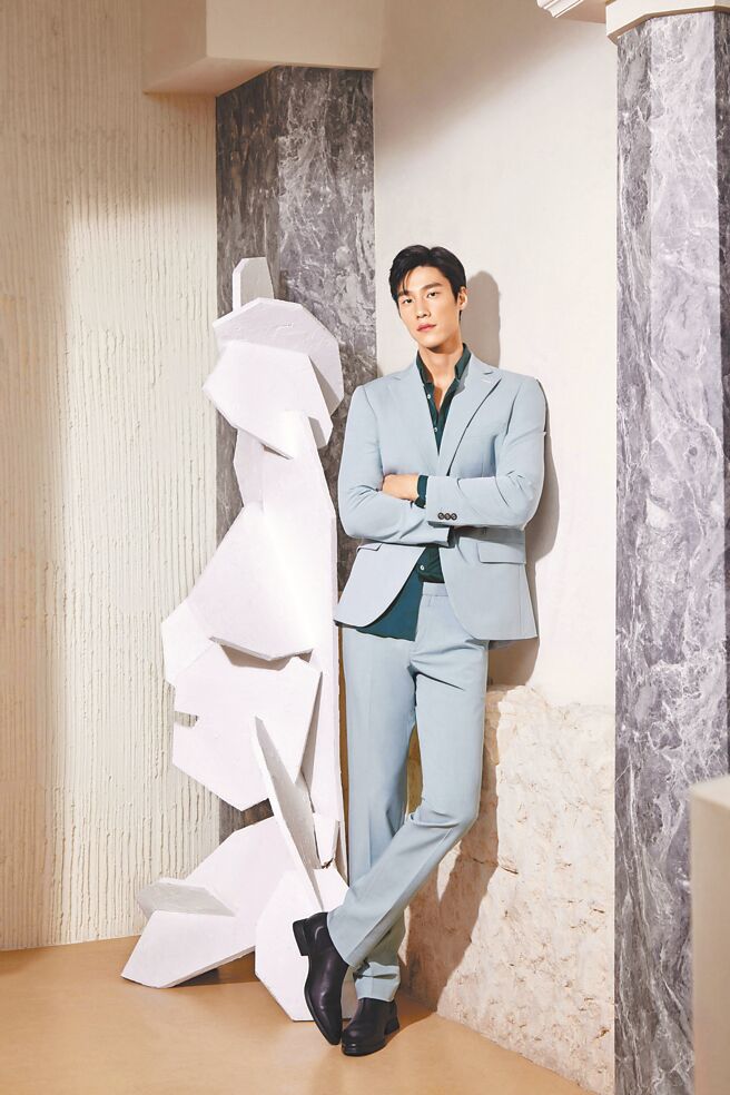 高雄大遠百G2000正價套裝三件組，售價1萬2570元、特價8490元。（遠百提供）