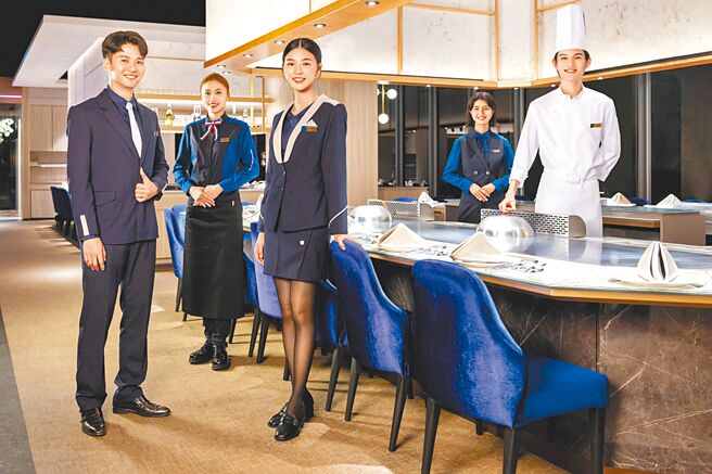 夏慕尼携手时装品牌APUJAN，订制全新制服，展现法式浪漫风采。（王品集团提供）