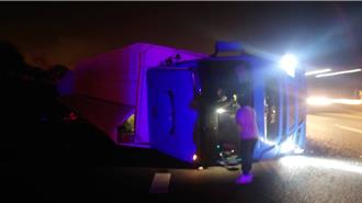 國3南下沙鹿段聯結車撞護欄翻車   駕駛受困獲救