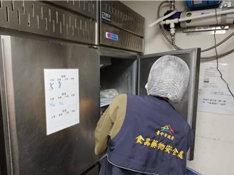 麻辣湯底浮蟑螂！民眾怒檢舉 涮乃葉道歉了