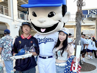 電商女王為愛旅居美國   身旁驚見小鮮肉陪伴