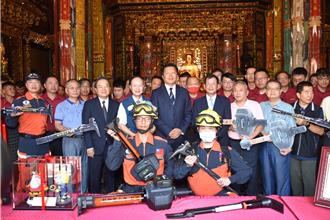 艋舺龍山寺助新北消防  捐贈價值760萬破門利器