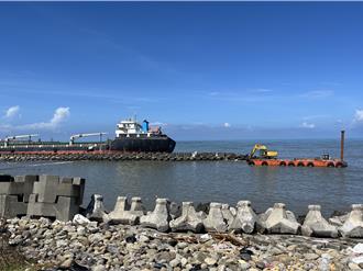 搁浅鸿盛88轮「船东失联」 70吨燃油成功移除