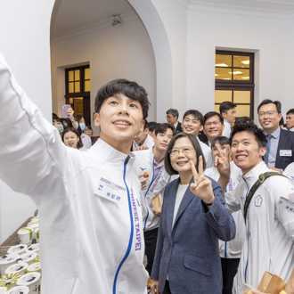 蔡英文出声了！晒合照声援 「林郁婷也是没在怕」