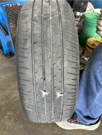 父抱孩子站停車場險遭撞   女車主不道歉    他撒雞爪釘洩憤挨告