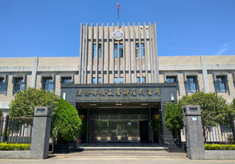 戒治所人员戒护就医 「忽遭割颈溅血」！他喷辣椒水英勇制伏