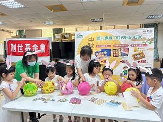 新北雅森幼兒園幼童彩繪燈籠 助創世基金會義賣