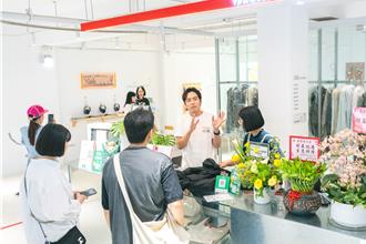 全球第一！ 月老駐駕「萬秀洗衣店」瑞夫追念已逝阿嬤