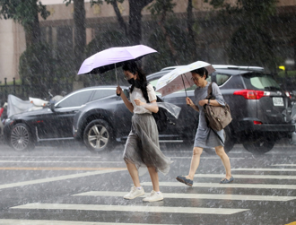 天氣》低壓帶遇大潮小心淹水！中南部炸豪雨1地紫爆 10天後恐有新颱風