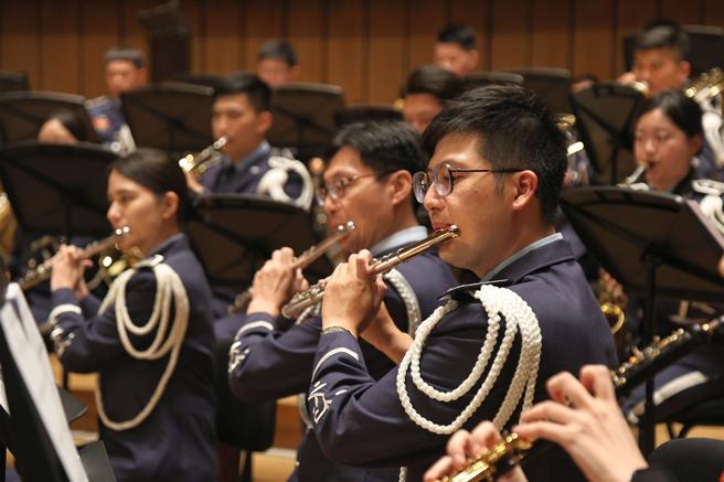  空军军乐队今年度音乐会曲目编排，呈现空军健儿多元活泼面向，兼具英勇风范与铁汉柔情。（记者孙建屏摄）
