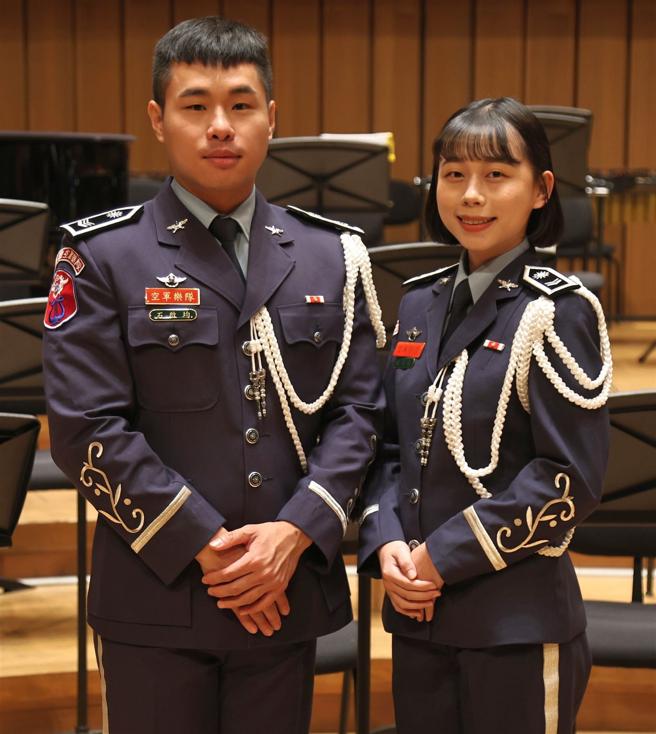 石啟均中士（左）、賴禹彤上兵（右）與隊員爭取時間勤奮練習，希望呈現最完美的一面。（記者孫建屏攝）