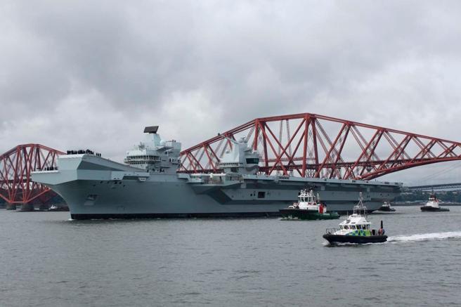 「伊莉莎白女王号」完成维修后，穿越爱丁堡附近福斯桥，展开测试工作。（取自英国皇家海军网站）