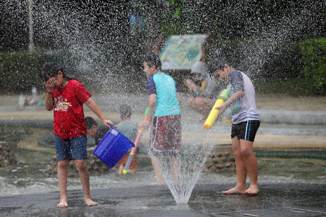 今天各地高温炎热，午后山区及大台北、中部、宜花平地有雷阵雨。（黄世麒摄）