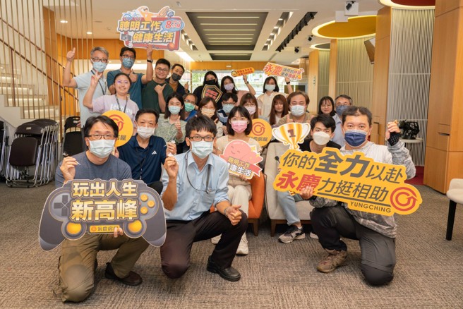 永庆数位与资讯团队不定期举办「技术交流分享会」和趣味竞赛，打造友善互助、乐于参与的团队氛围。(图/永庆房产集团提供)