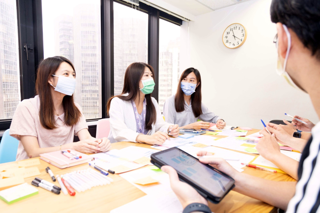 永庆透过「技术交流分享会」，由资深主管或同仁分享最新接触的观念和技术，帮助伙伴提升自己的专业能力。(图/永庆房产集团提供)