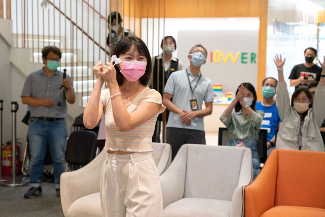 永庆数位与资讯团队举办射飞镖大赛，共有超过百名以上的伙伴参与。(图/永庆房产集团提供)