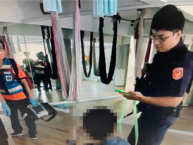 台南市中西区石姓女子在瑜珈较室内独练空中瑜珈，意外遭带子勒颈险窒息，朝手机大喊「siri，帮我报警」才获警消上门救援。（读者提供／程炳璋台南传真）