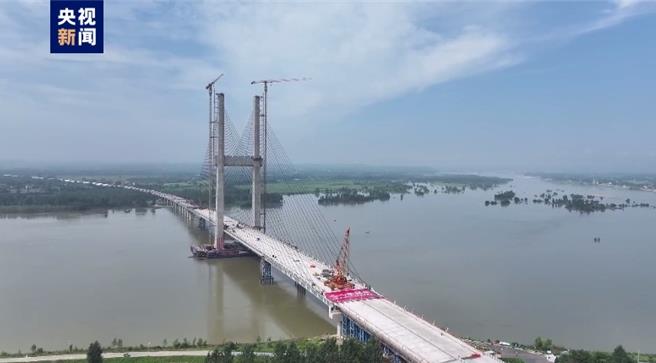 陸最大跨徑組合梁獨塔斜拉橋順利合龍進入完工衝刺階段。（大陸央視）
