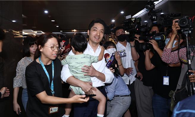 針對江蕙的前經紀人陳子鴻表示願意牽線，台北市長蔣萬安2日上午興奮表示「如果可以的話很樂意也很期待與二姐見面」，也將向她請益有關大巨蛋的建議與看法。（丁上程攝）