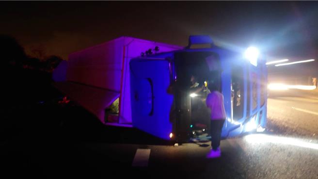 國道3號177.7k南下台中沙鹿段，8月2日發生一起車禍，1輛聯結車不明原因自撞護欄。（台中市消防局提供／張妍溱台中傳真）