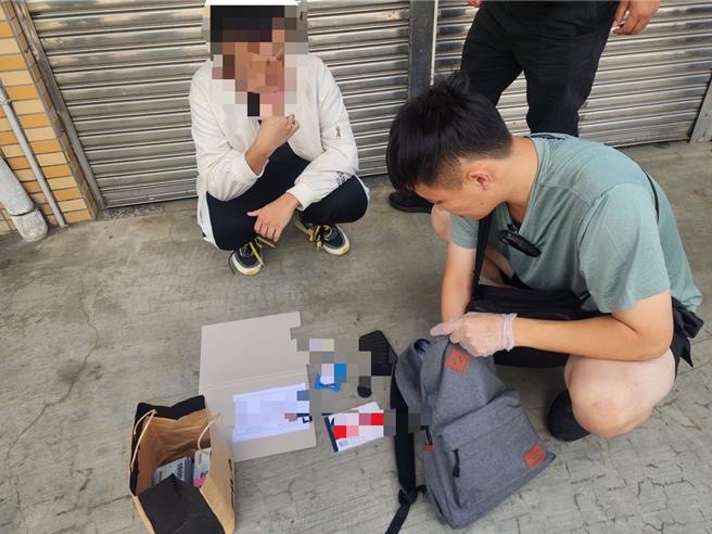 警方7月31日逮捕叶姓（左）等2名车手。（警方提供／孙英哲彰化传真）