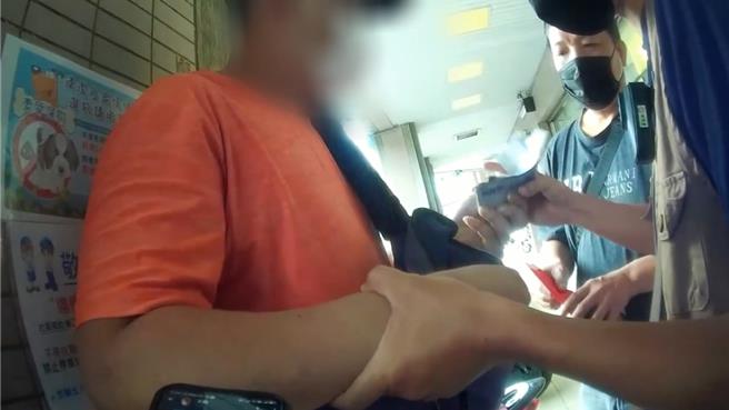 港男來台第2天就當車手，巧了！取款時警方在旁辦案被立逮。（台中第三警分局提供／李易昌台中傳真）