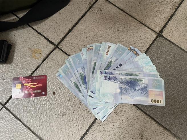 港男來台第2天就當車手，巧了！取款時警方在旁辦案被立逮。（台中第三警分局提供／李易昌台中傳真）