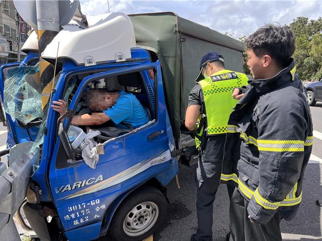 孫男酒駕自撞分隔島，不但送醫住院，還得面臨刑責。（屏東縣消防局提供／羅琦文屏東傳真）