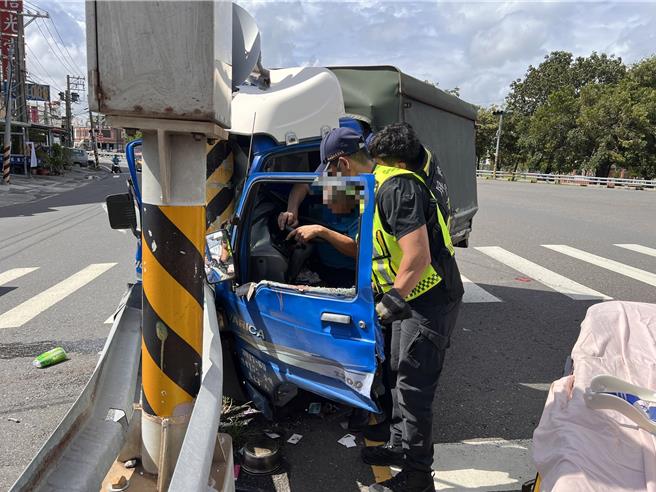 孫男自撞分隔島號誌桿，受困車內，消防人員協助脫困。（屏東縣消防局提供／羅琦文屏東傳真）