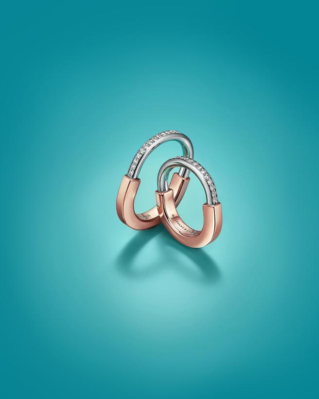 Tiffany窄版Lock 18K玫瑰金及白金鑲鑽戒指，17萬2000元。（Tiffany & Co.提供）